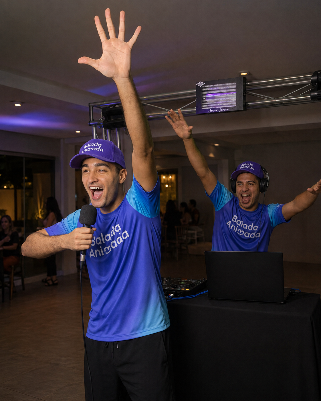 Equipe da Balada Animada animando festa infantil com microfone e DJ na controladora.