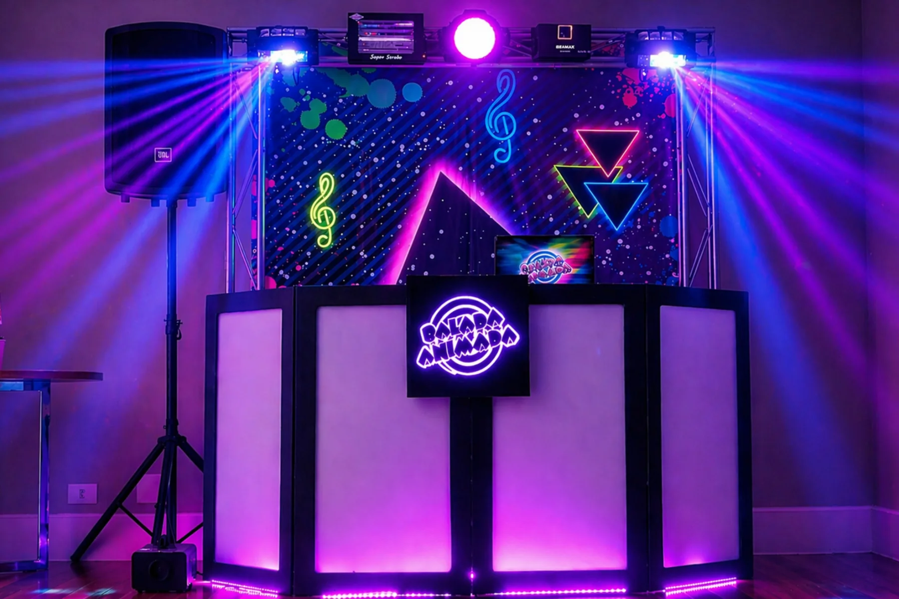 Estrutura de DJ com som e iluminação neon da Balada Animada