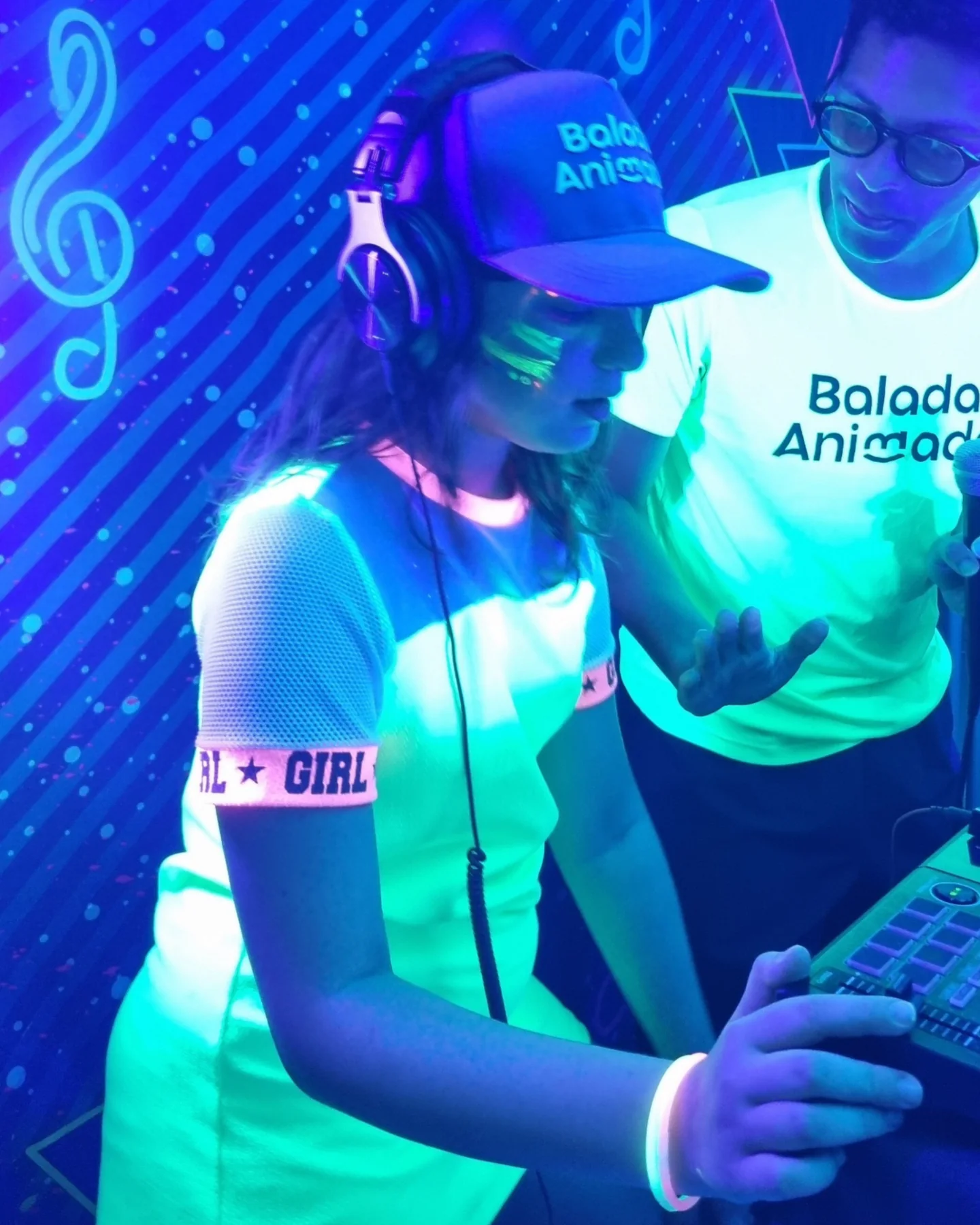 Criança como DJ mirim na controladora durante uma Balada Animada Neon