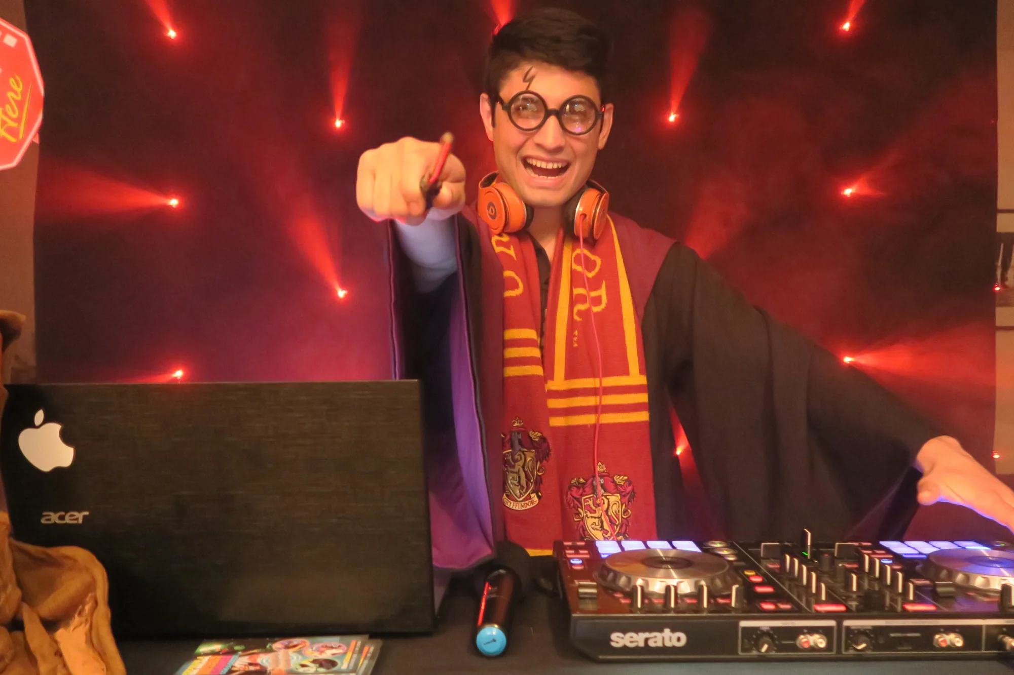 DJ fantasiado conduzindo uma festa de Halloween infantil da Balada Animada