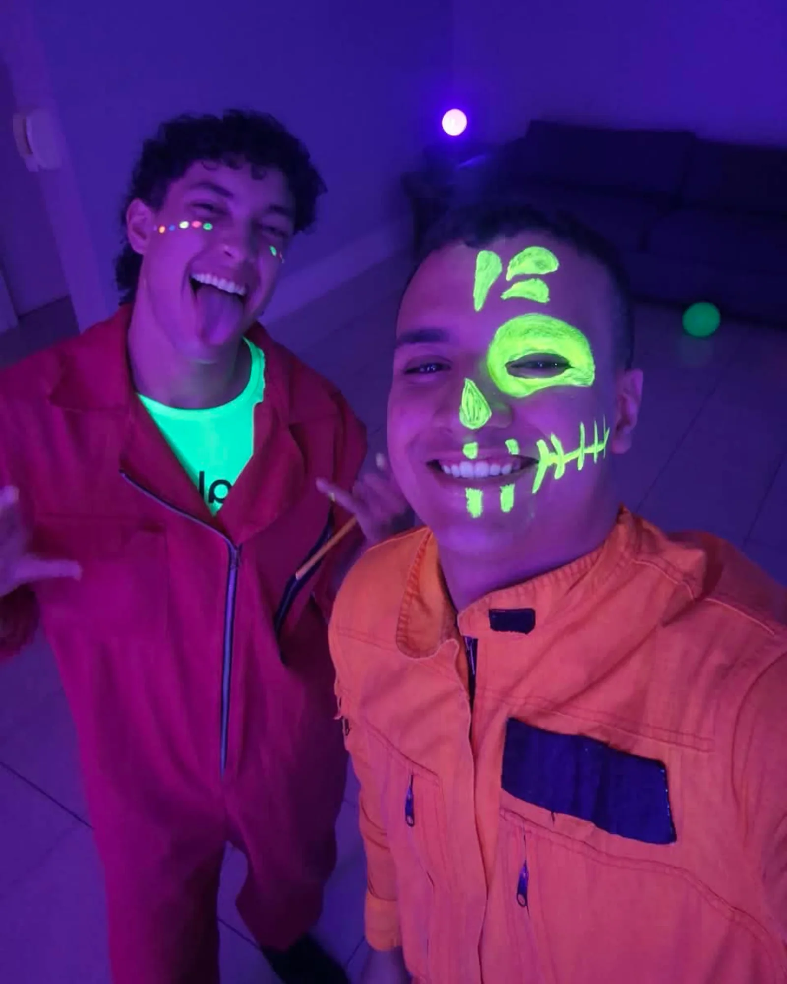 Animadores com pintura fluorescente sob iluminação UV em uma experiência Neon