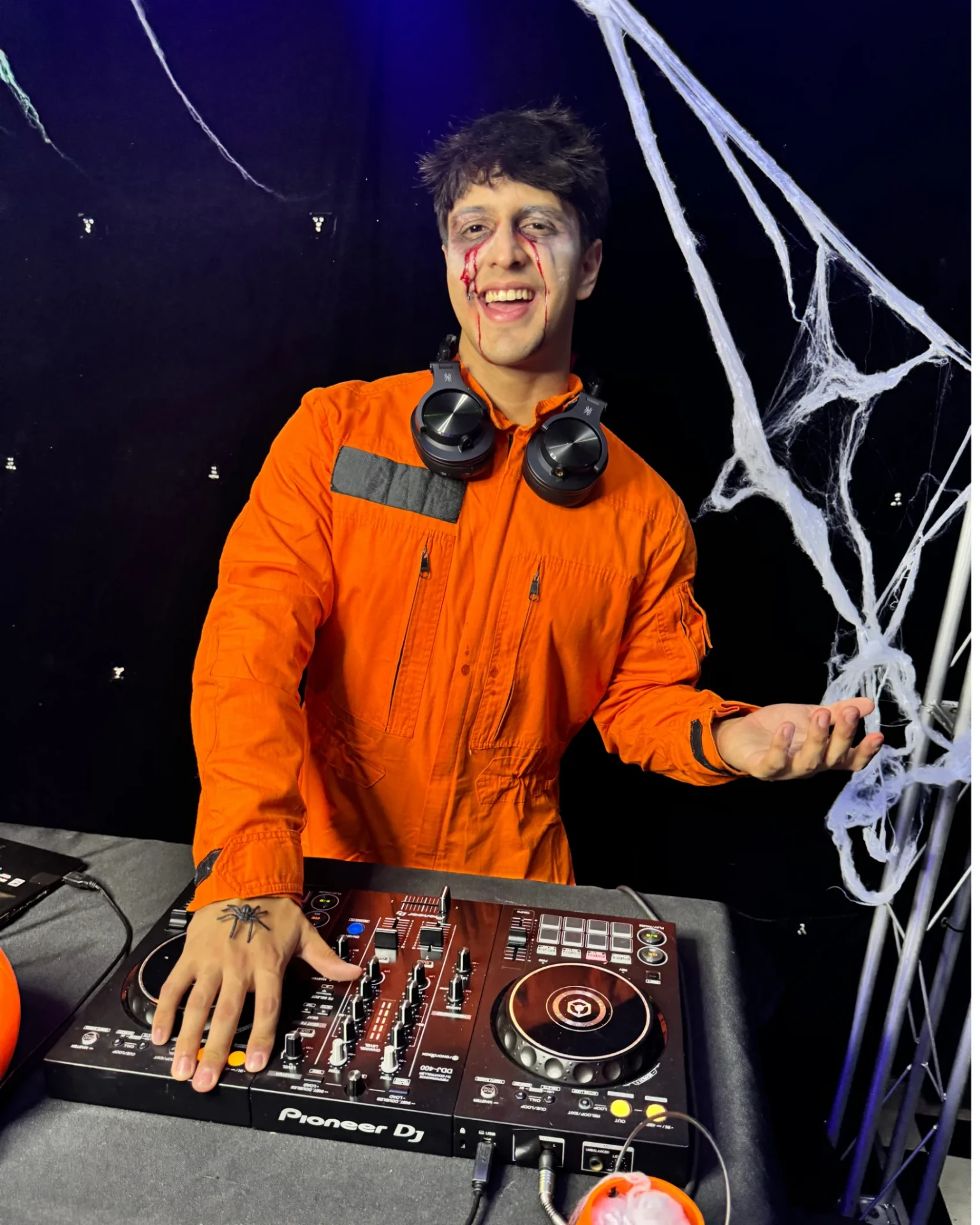 DJ da Balada Animada caracterizado em festa temática de Halloween.