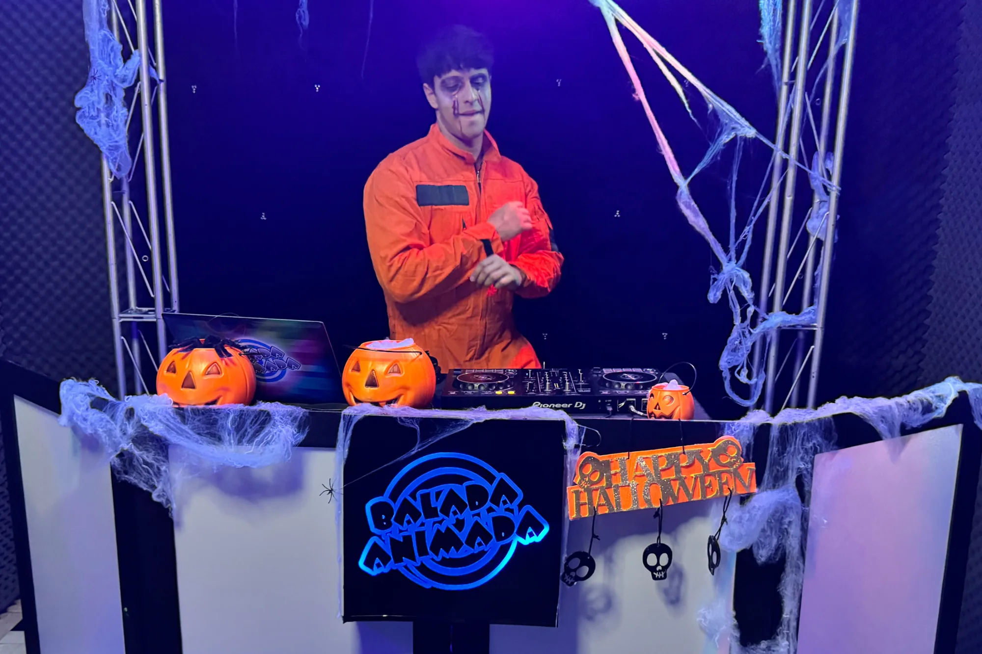 Crianças fantasiadas participando de atividade conduzida em uma festa de Halloween infantil
