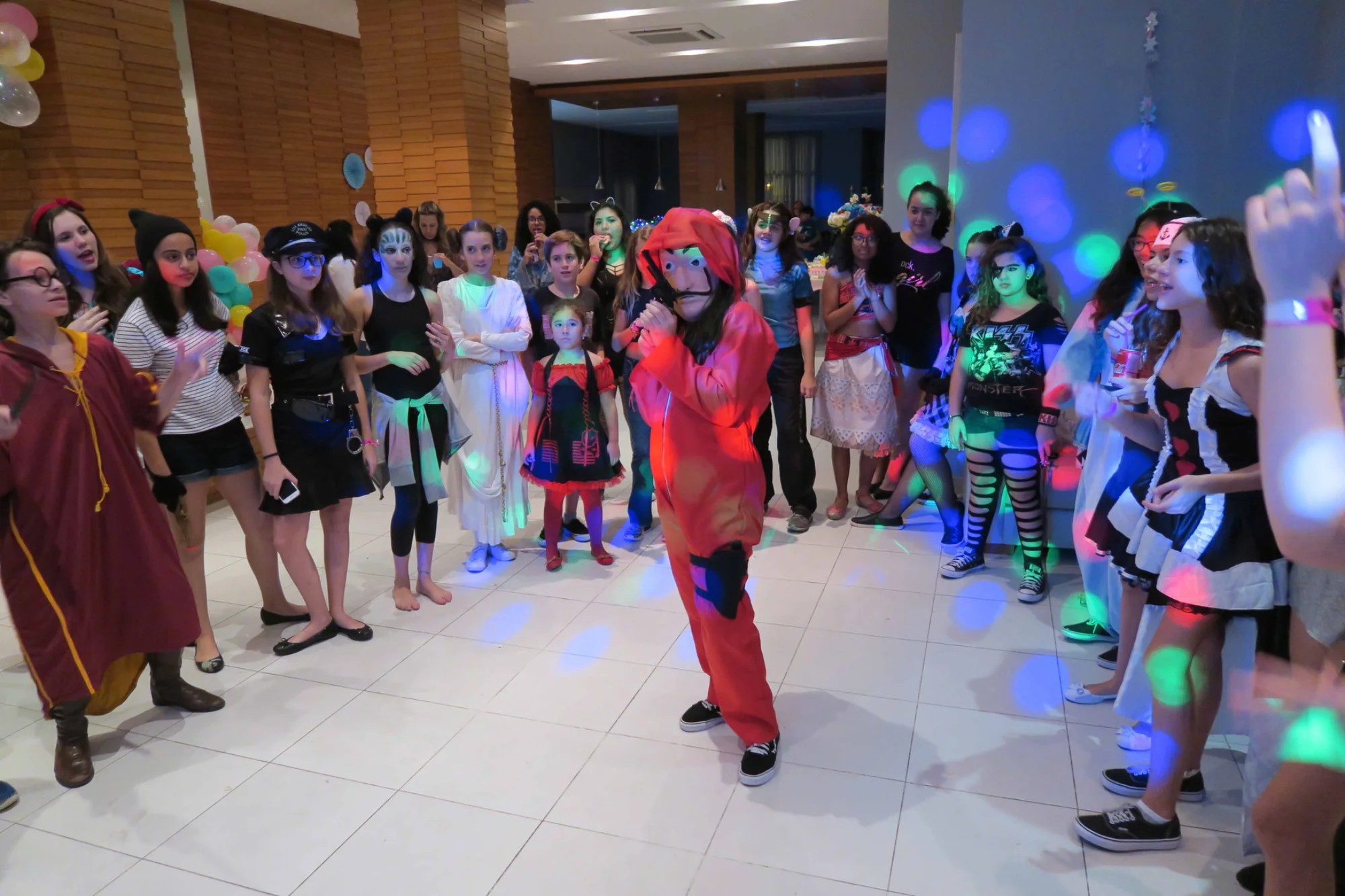Crianças e adolescentes fantasiados participando de uma dinâmica em festa de Halloween da Balada Animada
