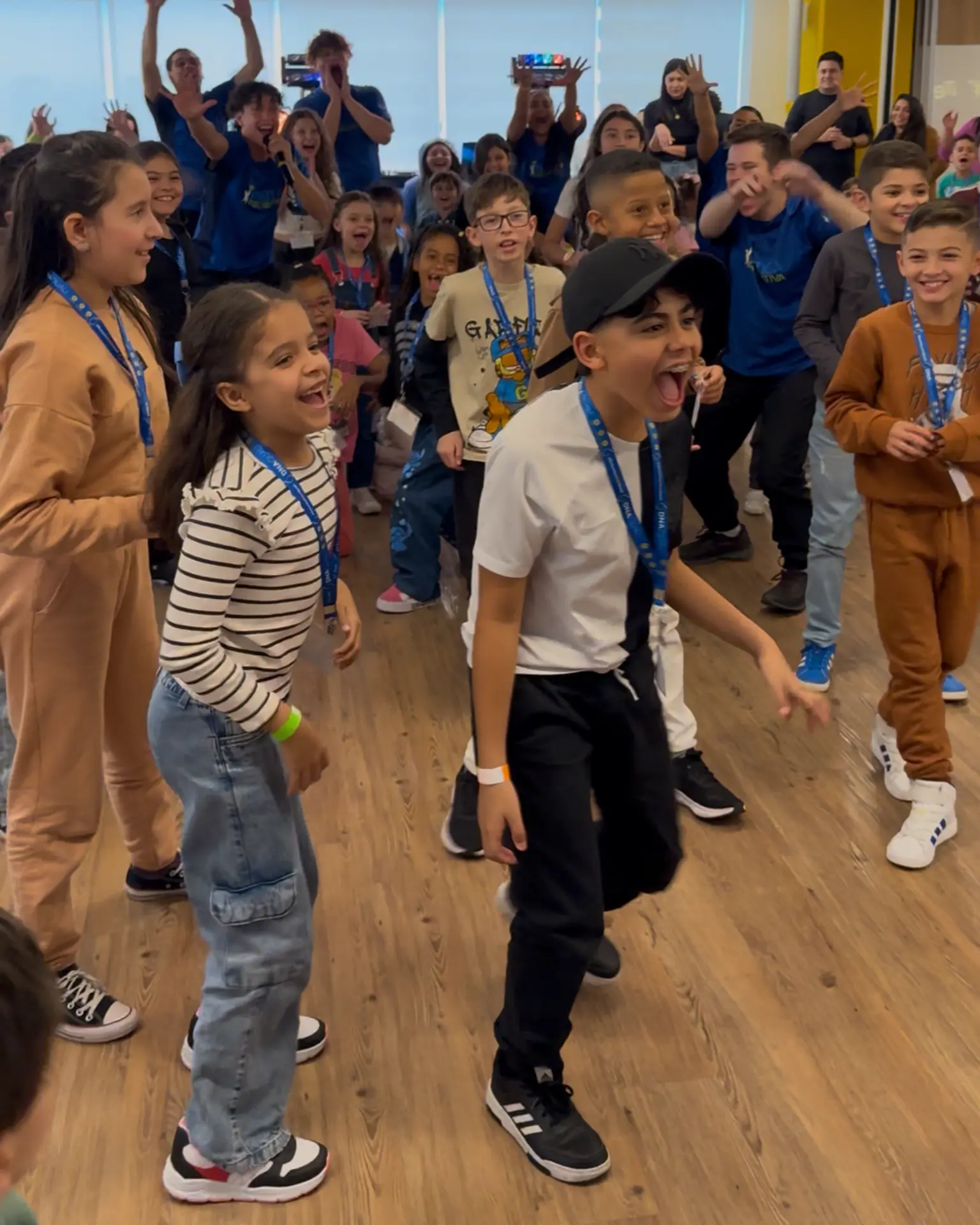 Ativação de marca com crianças e adolescentes dançando junto à equipe.