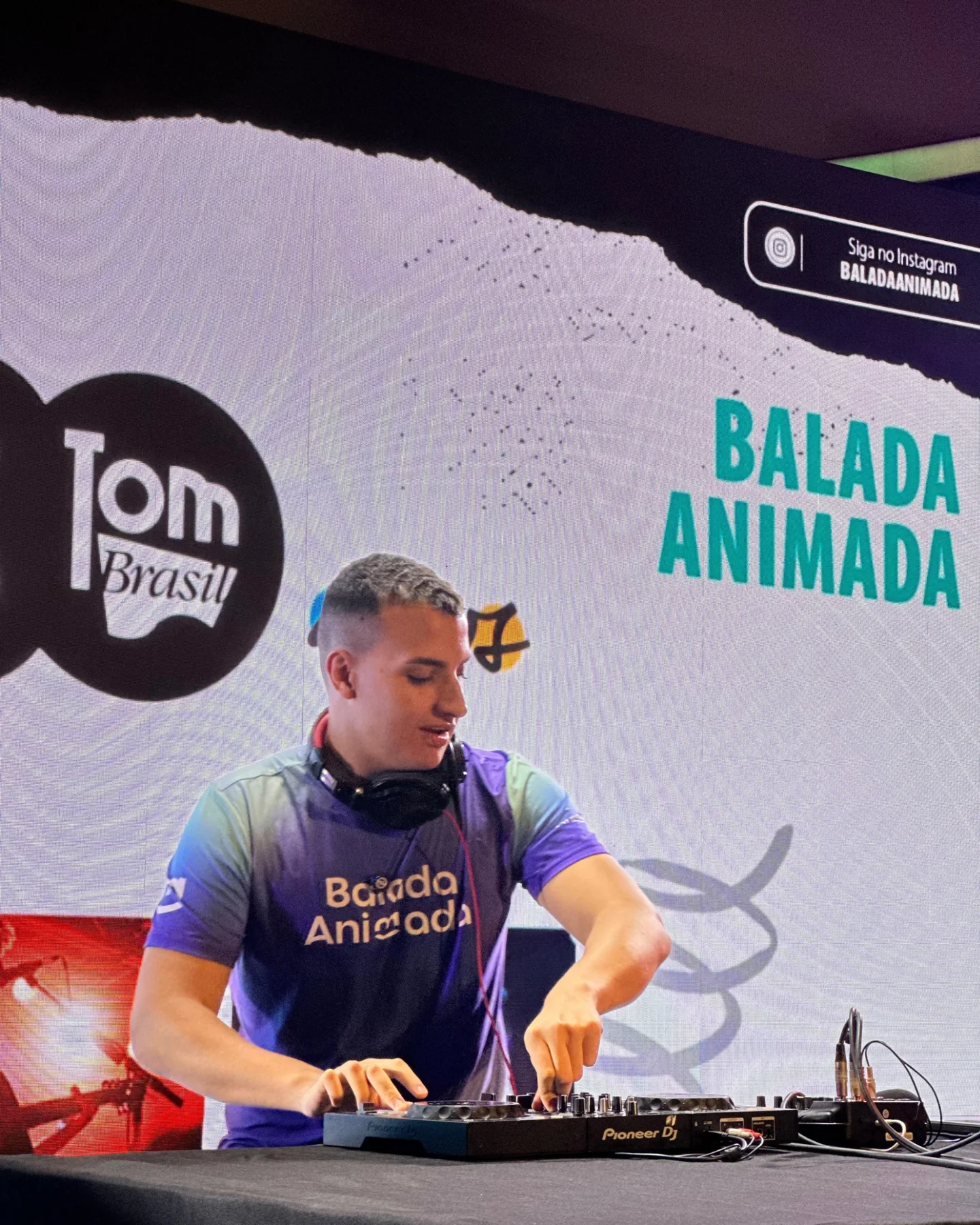 DJ da Balada Animada tocando na controladora durante evento no Tom Brasil.