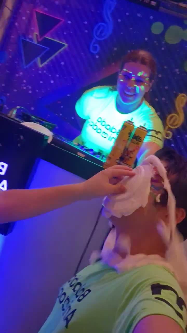 DJ em festa neon