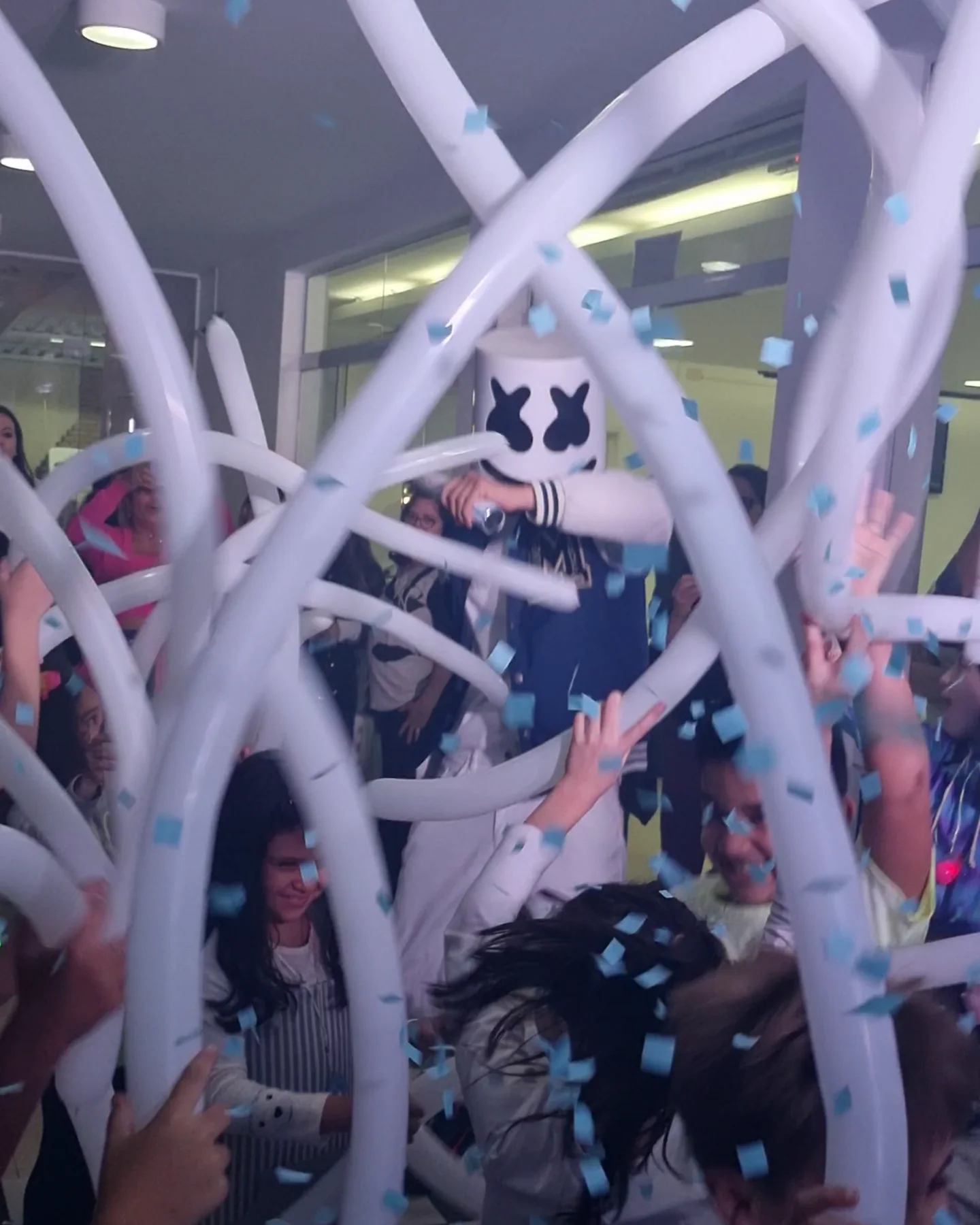 Personagem Marshmello animando a pista entre balões e confetes